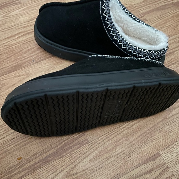 Cozy Black Slippers with Faux Fur Lining - Picture 2 of 4